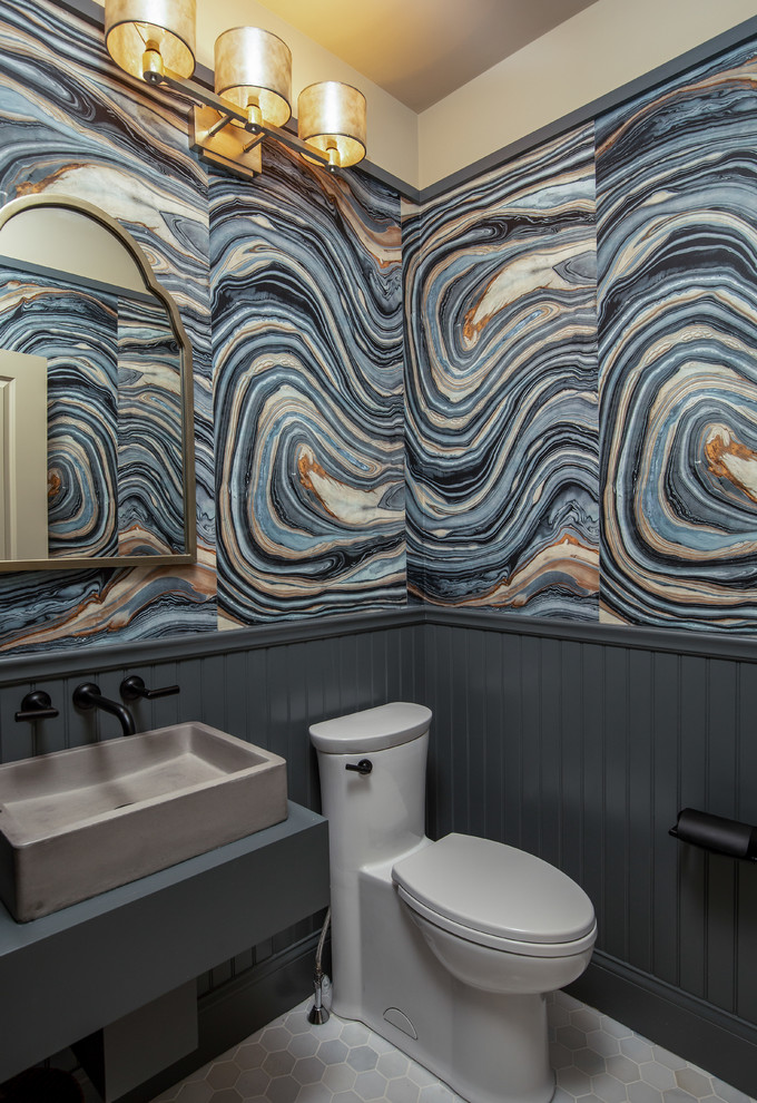 ボストンにあるトランジショナルスタイルのおしゃれなトイレ・洗面所 (マルチカラーのタイル、石スラブタイル、マルチカラーの壁、ベッセル式洗面器、グレーの床、グレーの洗面カウンター) の写真