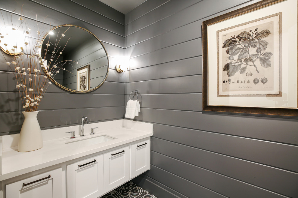 Idee per un bagno di servizio tradizionale di medie dimensioni con ante in stile shaker, ante bianche, pareti grigie, lavabo sottopiano, top in superficie solida e top bianco
