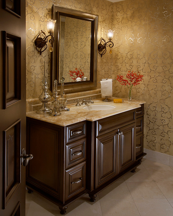 Immagine di un piccolo bagno di servizio tradizionale con consolle stile comò, ante marroni, pareti beige, pavimento in travertino, lavabo sottopiano e top in marmo