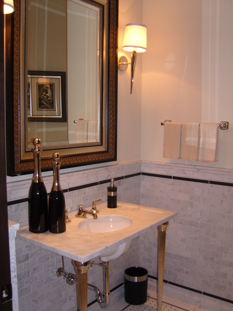 Cette image montre un petit WC et toilettes design avec un carrelage gris, un carrelage blanc, du carrelage en marbre, un mur blanc, un sol en marbre, un plan vasque et un plan de toilette en marbre.