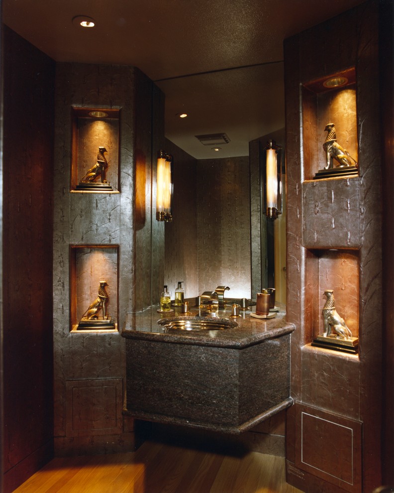 Exemple d'un petit WC et toilettes tendance avec un lavabo encastré, un plan de toilette en granite, WC à poser, un mur marron et parquet clair.