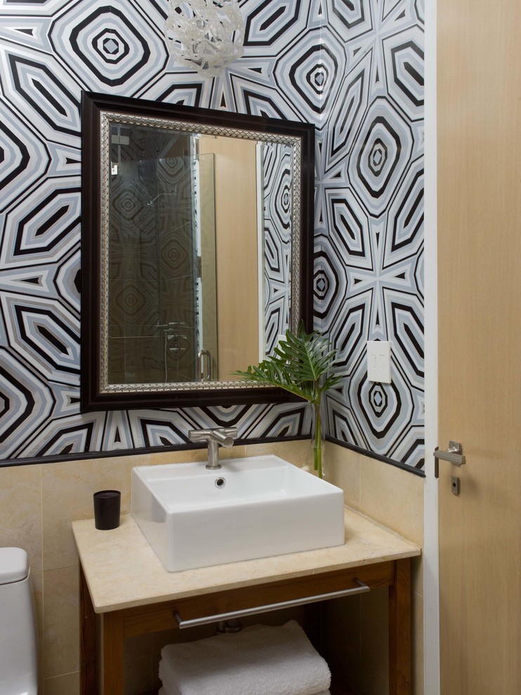 ニューヨークにあるトランジショナルスタイルのおしゃれなトイレ・洗面所 (ベッセル式洗面器、オープンシェルフ、濃色木目調キャビネット、マルチカラーの壁) の写真