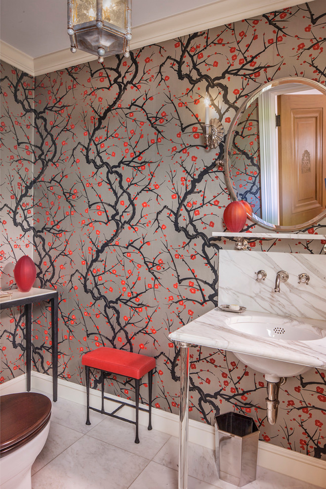 Пример оригинального дизайна: туалет в стиле неоклассика (современная классика) с консольной раковиной и разноцветными стенами