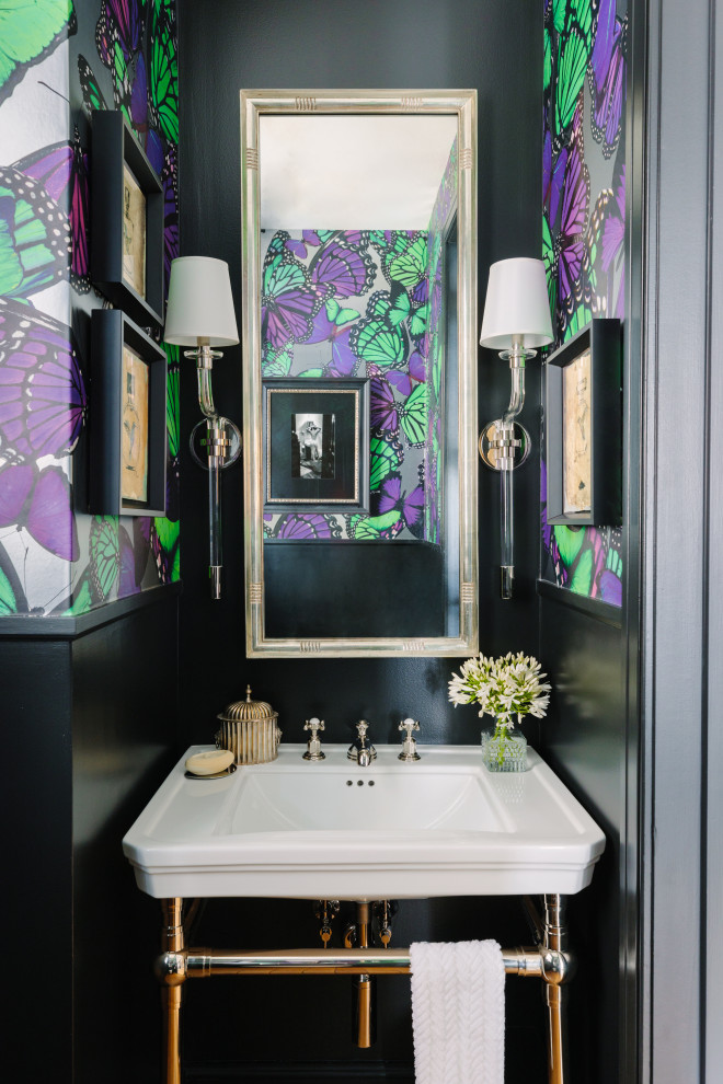 Réalisation d'un WC et toilettes design avec un mur multicolore, un plan vasque et du papier peint.