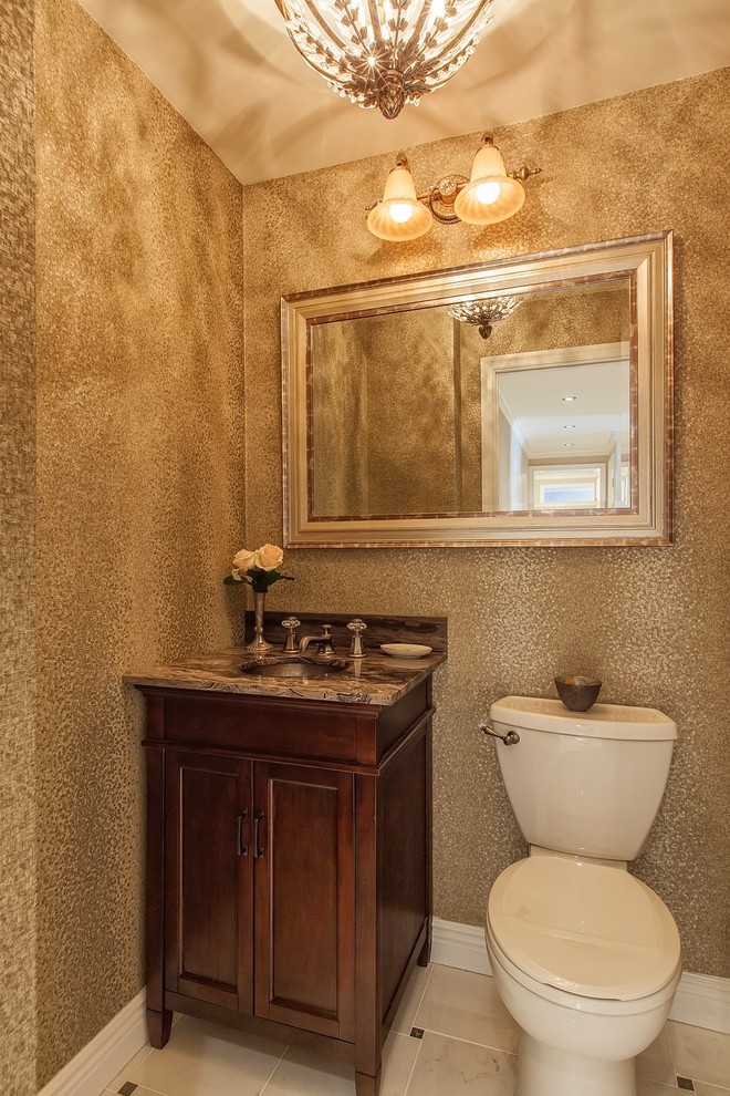 ニューヨークにあるトラディショナルスタイルのおしゃれなトイレ・洗面所の写真