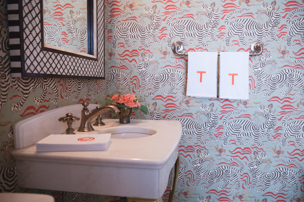 Réalisation d'un petit WC et toilettes tradition avec un mur multicolore, WC séparés, un plan de toilette en surface solide et un lavabo encastré.