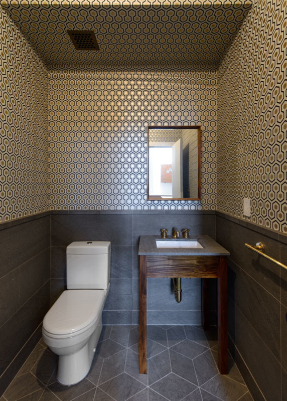 Kleine Moderne Gästetoilette mit Wandtoilette mit Spülkasten, grauen Fliesen, bunten Wänden, Schieferboden, Mineralwerkstoff-Waschtisch und Unterbauwaschbecken in New York