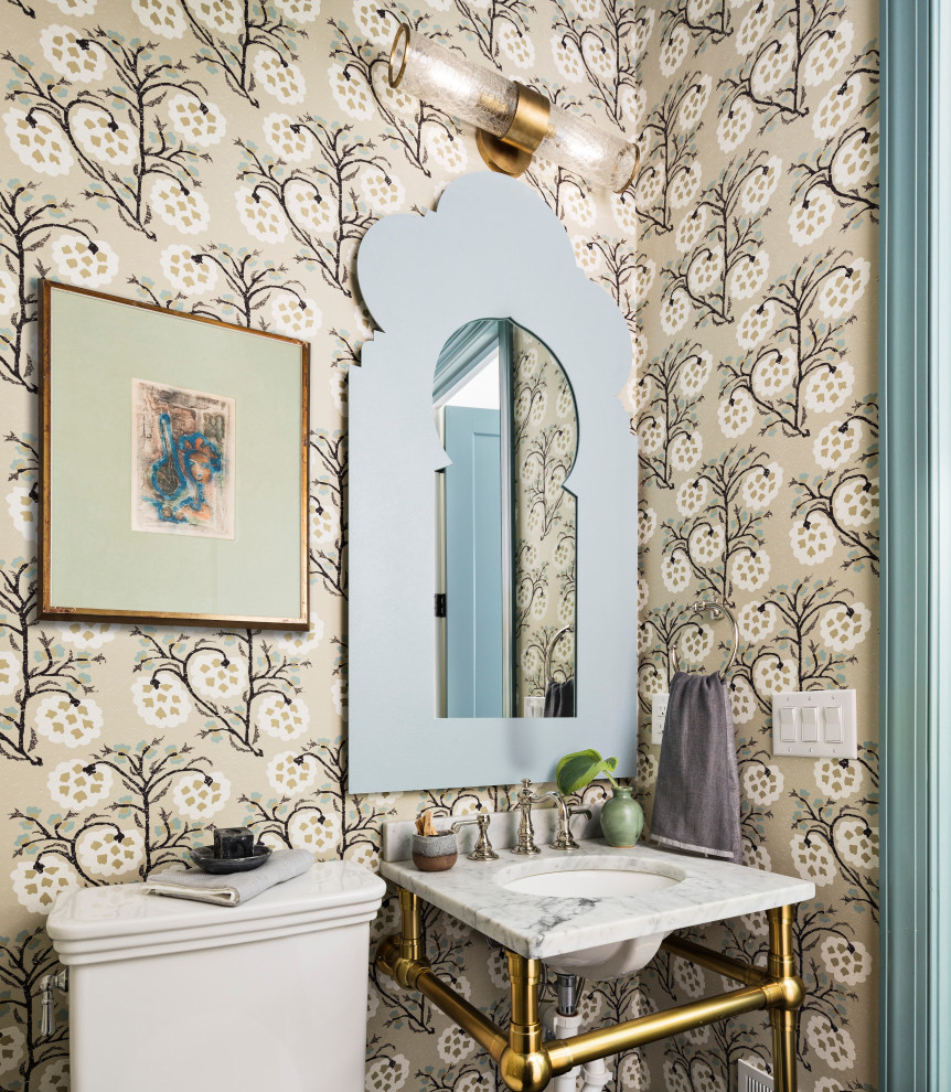 Klassische Gästetoilette mit bunten Wänden, Unterbauwaschbecken und weißer Waschtischplatte in Detroit