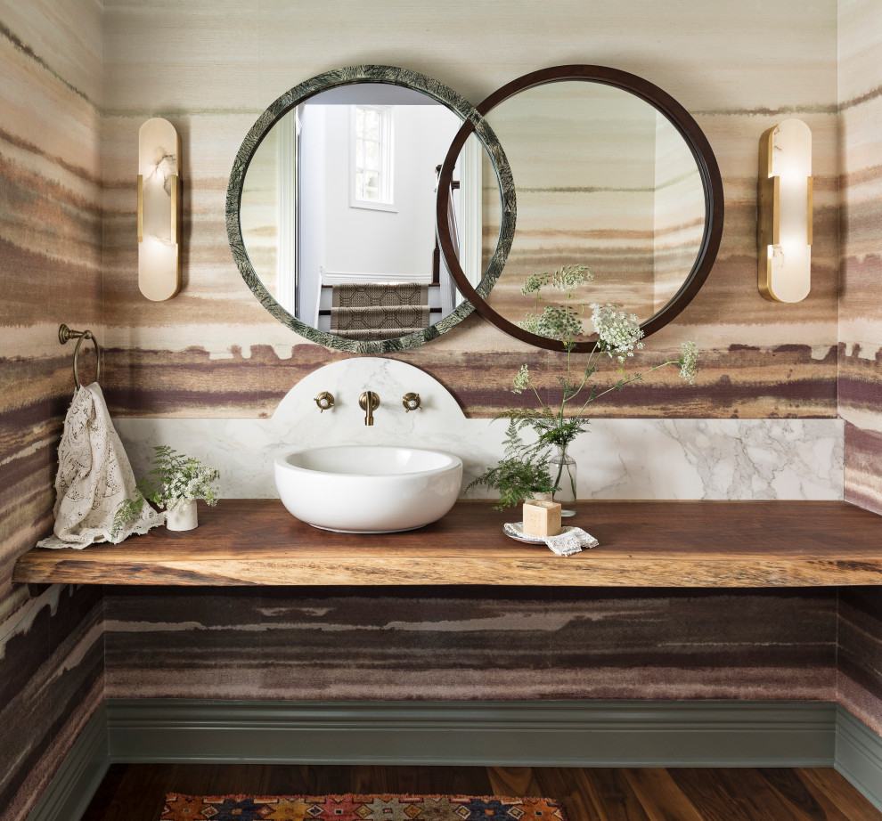 Modelo de aseo tradicional renovado con encimera de madera, paredes multicolor, suelo de madera oscura, lavabo sobreencimera, suelo marrón y encimeras marrones