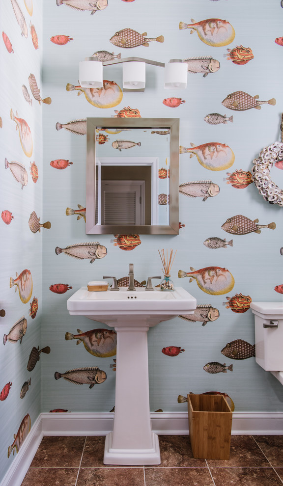 Пример оригинального дизайна: туалет в морском стиле с раздельным унитазом, разноцветными стенами, раковиной с пьедесталом и коричневым полом