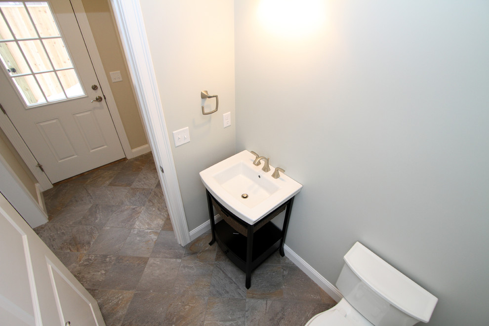Foto di un bagno di servizio contemporaneo di medie dimensioni con lavabo integrato, nessun'anta, ante in legno bruno, WC a due pezzi, piastrelle in ceramica e pavimento con piastrelle in ceramica