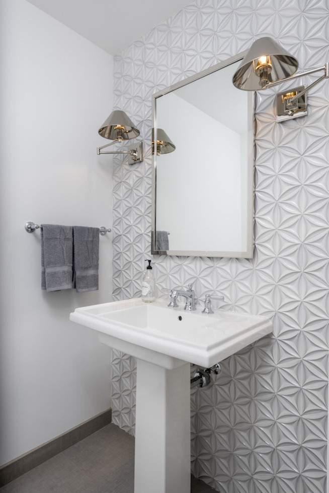 На фото: туалет среднего размера в современном стиле с белой плиткой, стеклянной плиткой, белыми стенами, полом из цементной плитки, раковиной с пьедесталом и бежевым полом