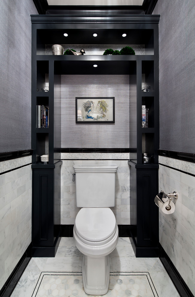 Mittelgroße Klassische Gästetoilette mit Wandtoilette mit Spülkasten, grauen Fliesen, grauer Wandfarbe, Wandwaschbecken, Marmorboden und Marmorfliesen in San Francisco