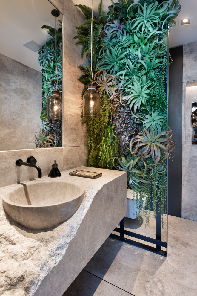 Moderne Gästetoilette mit Aufsatzwaschbecken, grauem Boden und grauer Waschtischplatte in Miami