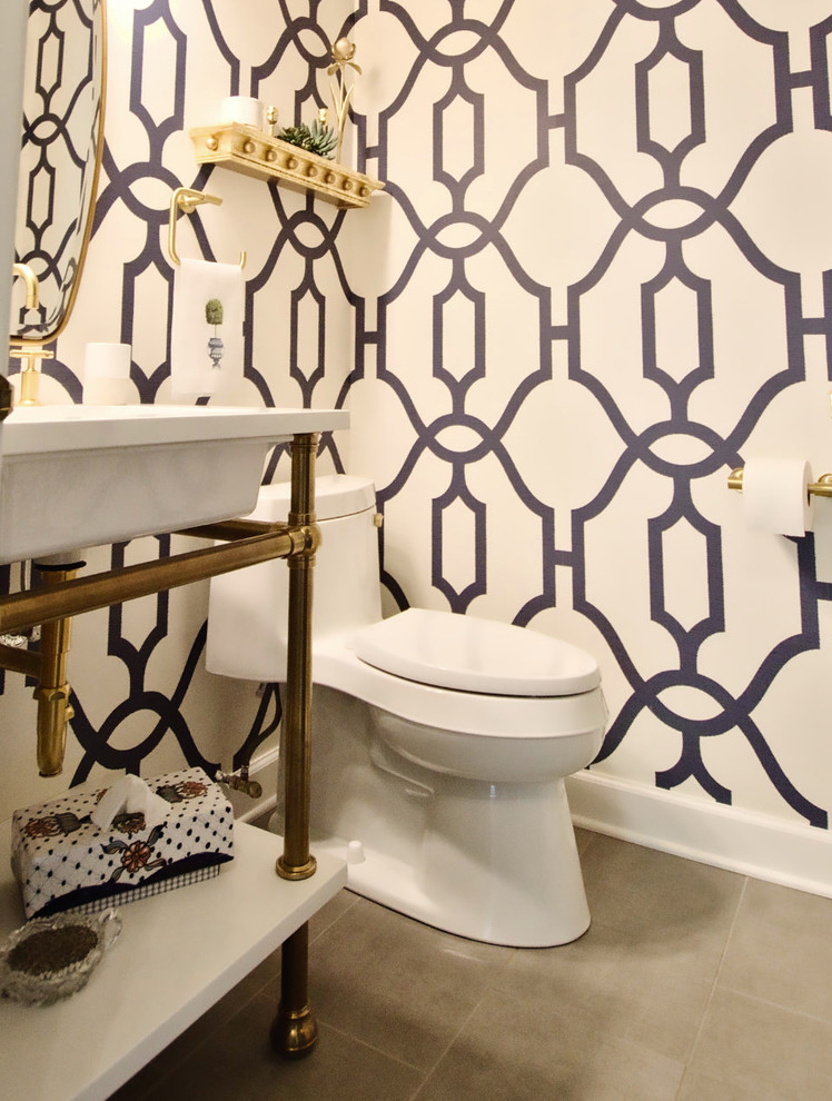 Inspiration för små moderna vitt toaletter, med en toalettstol med hel cisternkåpa, vita väggar, klinkergolv i porslin, ett avlångt handfat, bänkskiva i kvarts och grått golv