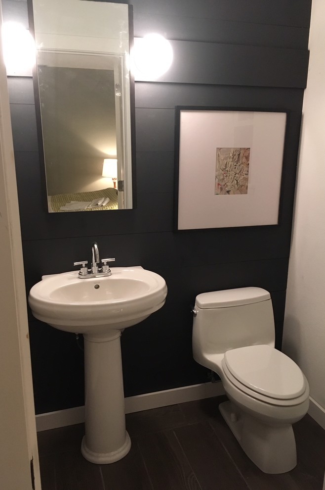 Kleine Klassische Gästetoilette mit Toilette mit Aufsatzspülkasten, schwarzer Wandfarbe, dunklem Holzboden, Sockelwaschbecken, Quarzit-Waschtisch und braunem Boden in Little Rock