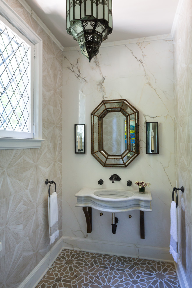 ニューヨークにある地中海スタイルのおしゃれなトイレ・洗面所 (マルチカラーの床) の写真