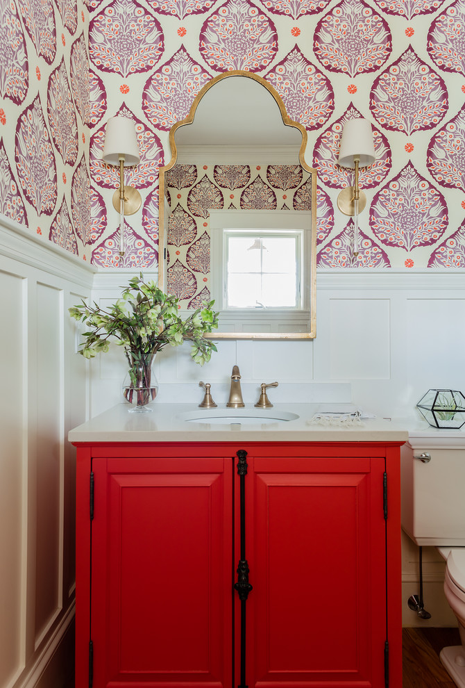 Inspiration för klassiska toaletter, med luckor med upphöjd panel, röda skåp, en toalettstol med separat cisternkåpa, flerfärgade väggar och ett undermonterad handfat
