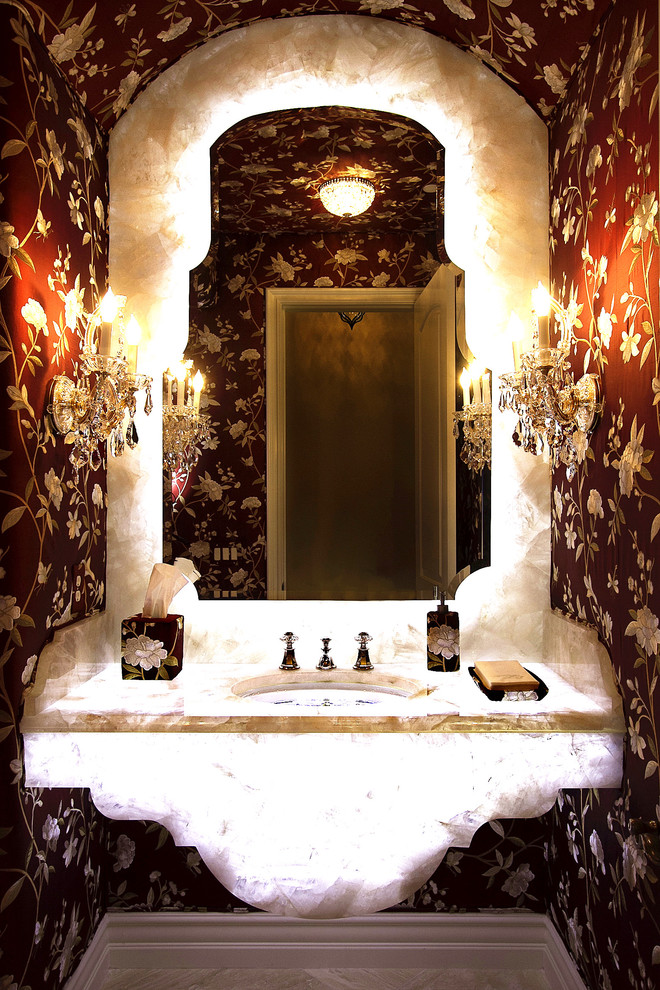 Cette image montre un WC et toilettes bohème avec un plan de toilette en onyx et des dalles de pierre.