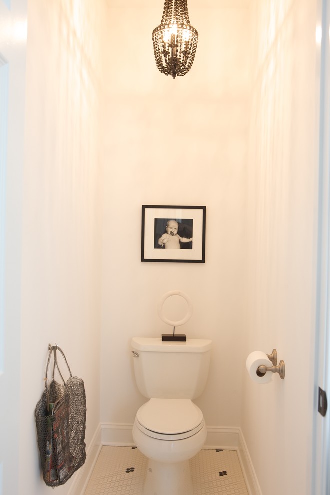 Inredning av ett modernt toalett, med vita väggar