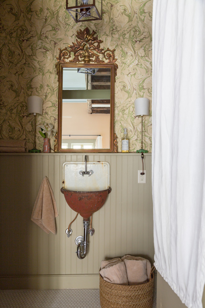 На фото: туалет в стиле шебби-шик с подвесной раковиной и разноцветными стенами с