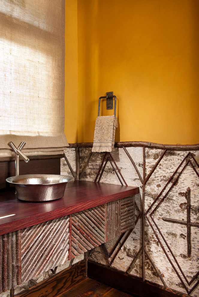 На фото: туалет в стиле рустика с настольной раковиной, столешницей из дерева и красной столешницей