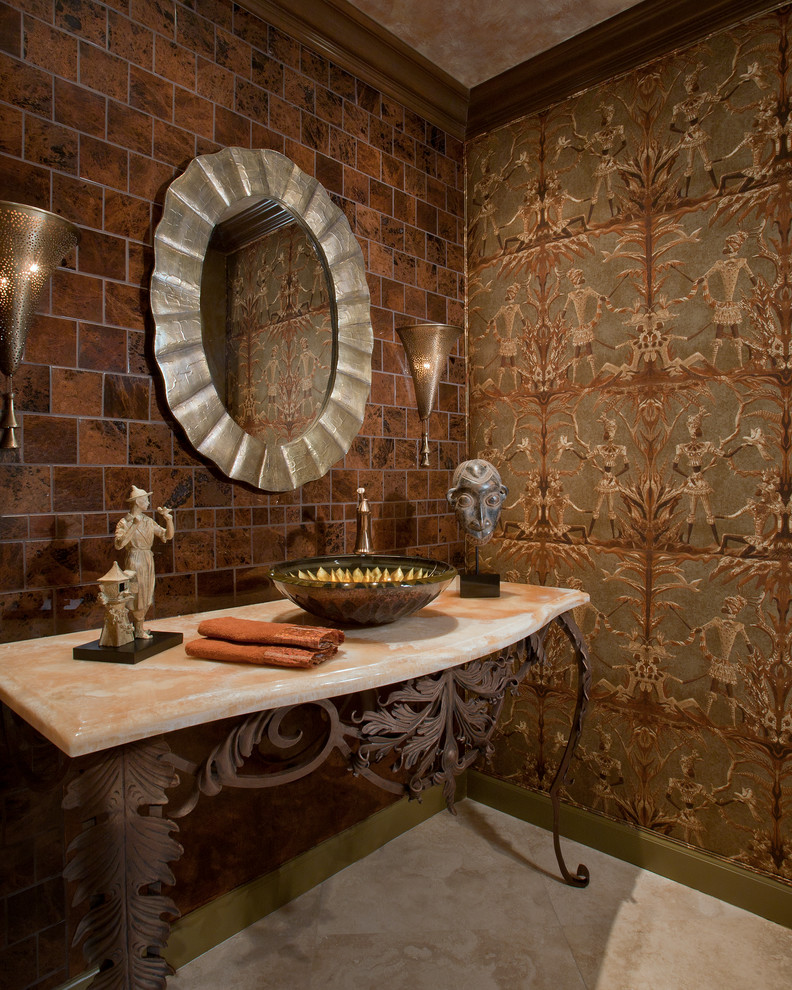 Foto di un bagno di servizio eclettico di medie dimensioni con lavabo a bacinella, piastrelle beige, pareti marroni, WC monopezzo, pavimento in gres porcellanato, piastrelle in pietra e top in onice