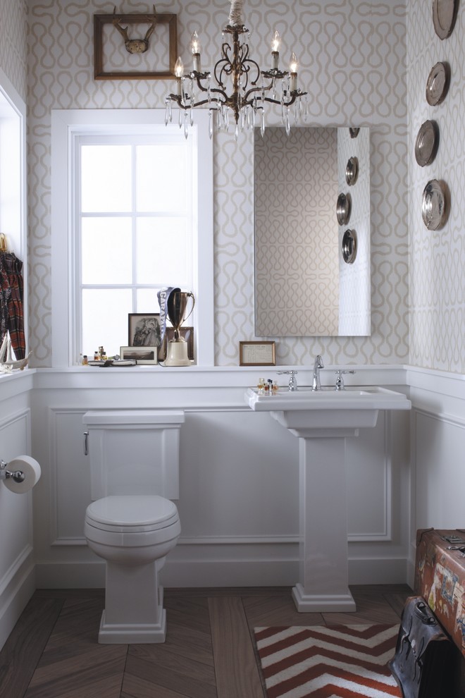 Immagine di un piccolo bagno di servizio bohémian con lavabo a colonna, WC a due pezzi, pareti multicolore e parquet chiaro