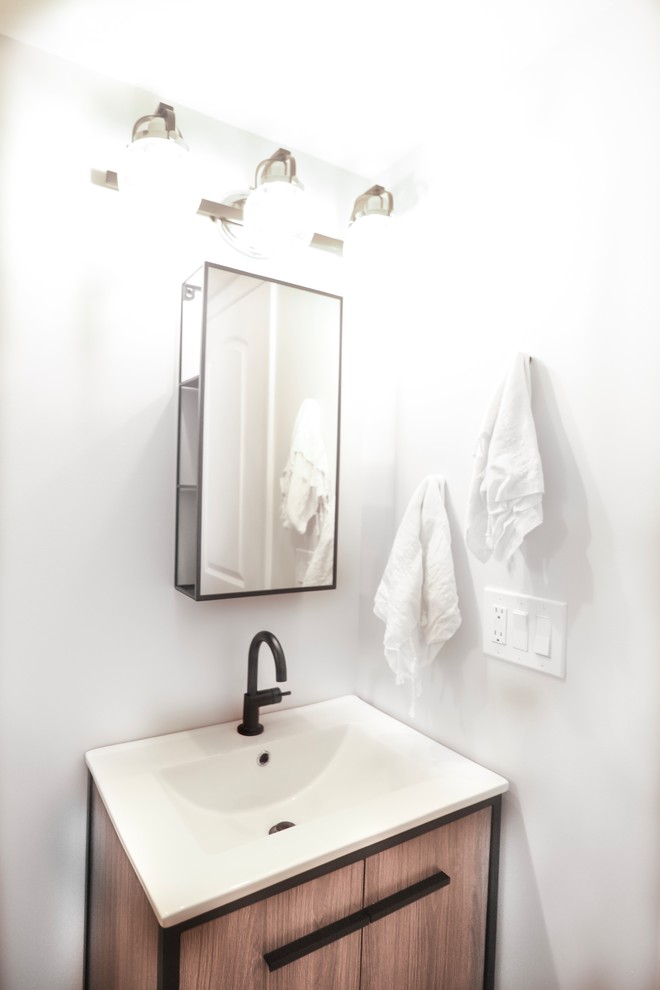 Свежая идея для дизайна: туалет среднего размера в стиле фьюжн с плоскими фасадами, светлыми деревянными фасадами, унитазом-моноблоком, стеклянной плиткой, серыми стенами, светлым паркетным полом, монолитной раковиной, бежевым полом и белой столешницей - отличное фото интерьера