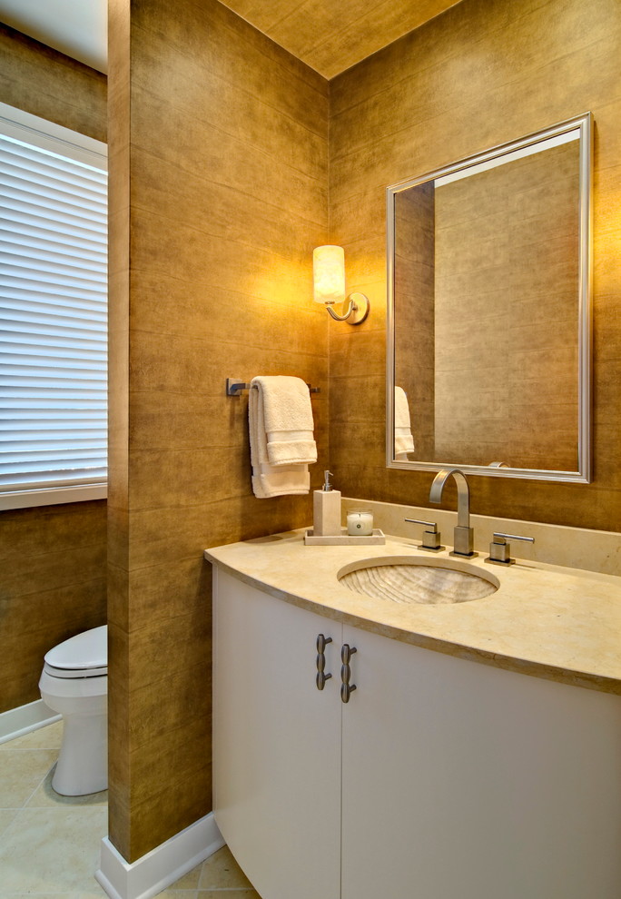Klassische Gästetoilette mit Unterbauwaschbecken, weißen Schränken, Toilette mit Aufsatzspülkasten und beiger Waschtischplatte in Minneapolis