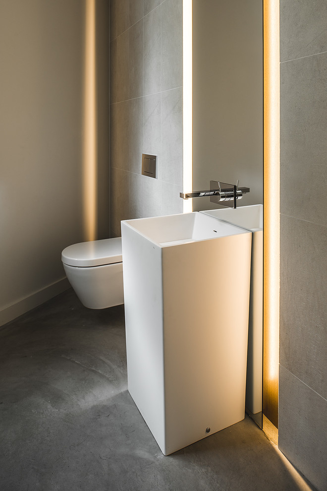 Свежая идея для дизайна: туалет среднего размера в современном стиле с настольной раковиной, инсталляцией, серой плиткой, керамогранитной плиткой, серыми стенами и бетонным полом - отличное фото интерьера