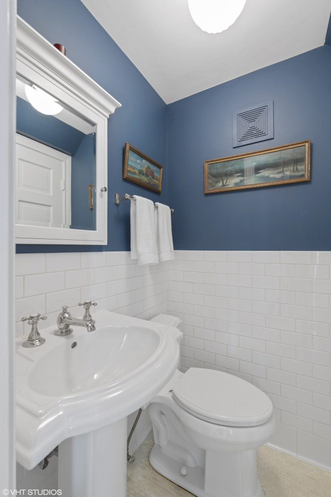Cette photo montre un petit WC et toilettes chic avec des portes de placard blanches, WC à poser, un carrelage blanc, un mur bleu, un sol en carrelage de terre cuite, un lavabo de ferme, un sol blanc et meuble-lavabo encastré.