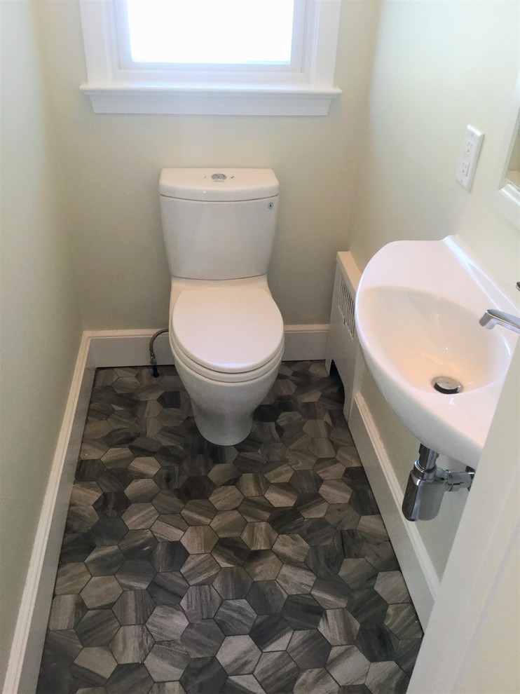 Idee per un piccolo bagno di servizio chic con WC a due pezzi, piastrelle gialle, pareti gialle, pavimento in gres porcellanato, lavabo sospeso e pavimento marrone