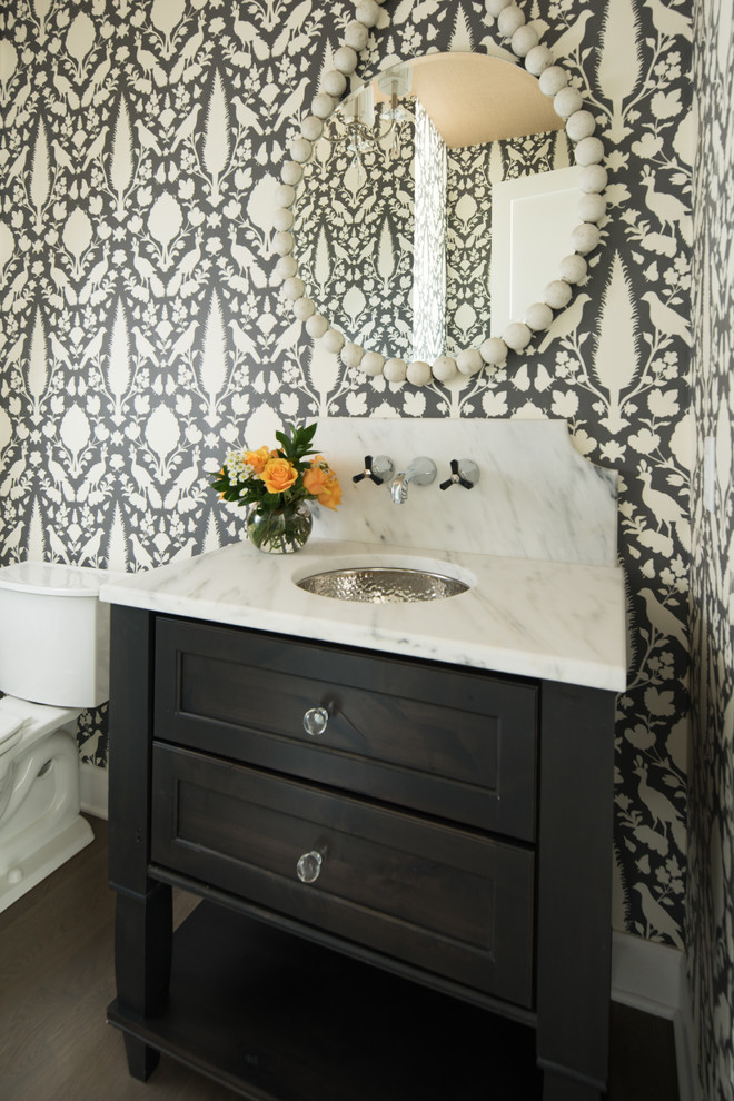 Esempio di un bagno di servizio chic di medie dimensioni con ante in stile shaker, ante grigie, WC a due pezzi, piastrelle grigie, pareti grigie, parquet scuro, lavabo sottopiano, top in marmo e pavimento marrone