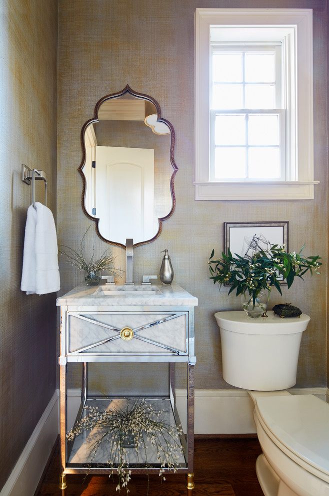 Cette image montre un WC et toilettes traditionnel avec un placard sans porte, un lavabo intégré, un sol marron, un plan de toilette blanc, WC séparés, un mur multicolore et parquet foncé.
