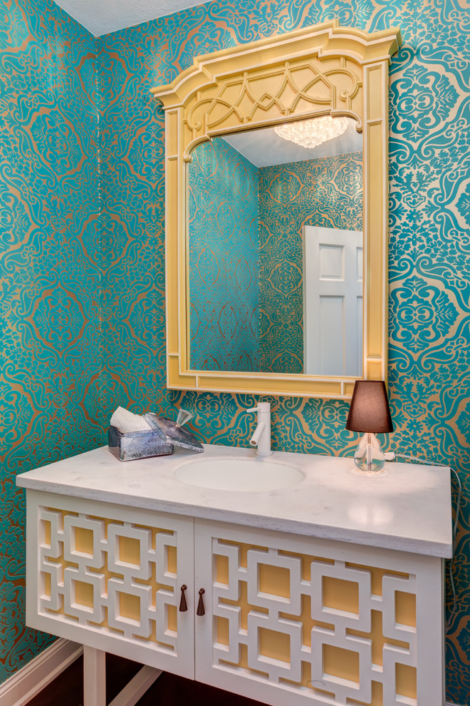 Bild på ett litet vintage toalett, med ett undermonterad handfat, möbel-liknande, vita skåp och flerfärgade väggar