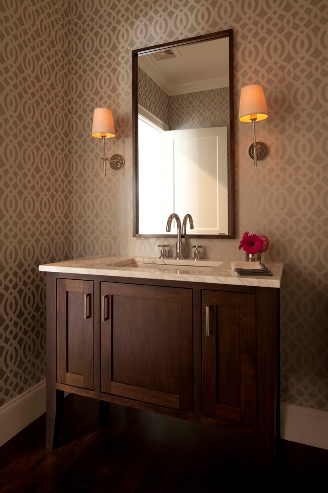 Idee per un bagno di servizio tradizionale con lavabo sottopiano, consolle stile comò, ante in legno bruno e top bianco