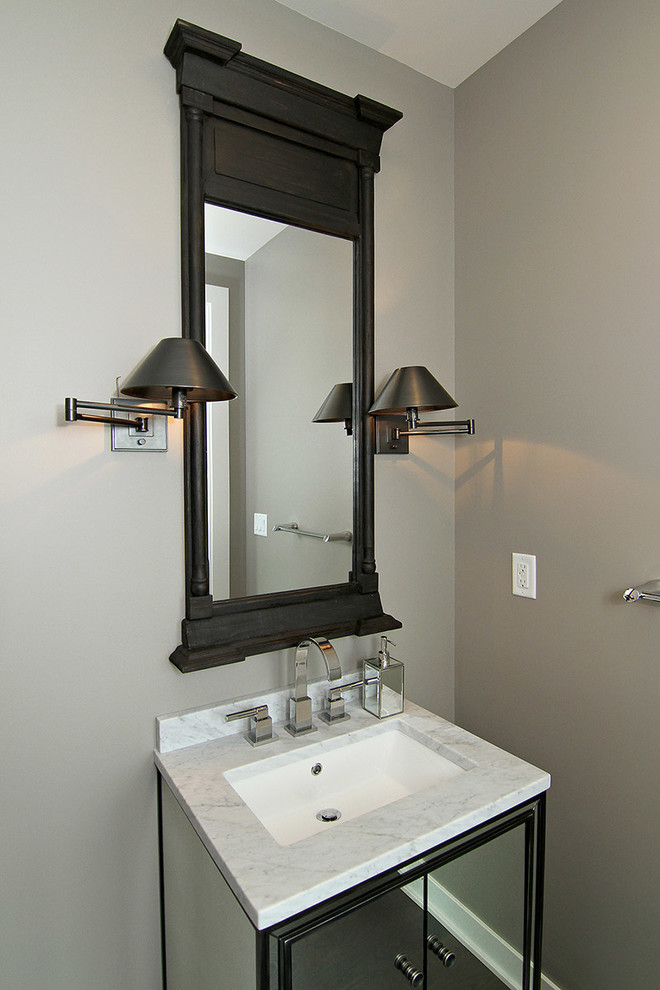 Foto di un bagno di servizio classico di medie dimensioni con consolle stile comò, pareti grigie, lavabo sottopiano e top in marmo