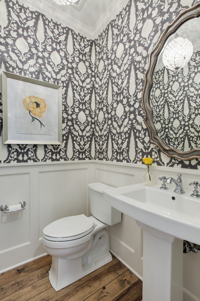 Ispirazione per un bagno di servizio classico con lavabo a colonna, WC a due pezzi, pareti multicolore e parquet chiaro