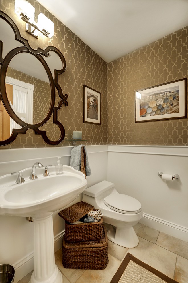 Пример оригинального дизайна: туалет в классическом стиле с раковиной с пьедесталом, унитазом-моноблоком и бежевой плиткой