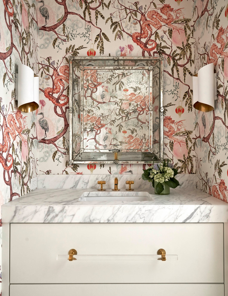 Esempio di un bagno di servizio classico con ante lisce, ante beige, pareti multicolore, lavabo sottopiano, top in marmo e top bianco