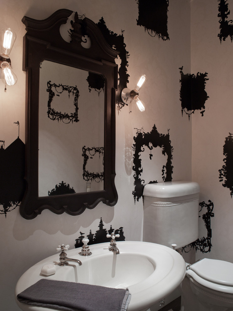 サンフランシスコにあるトラディショナルスタイルのおしゃれなトイレ・洗面所 (ペデスタルシンク、分離型トイレ、マルチカラーの壁) の写真