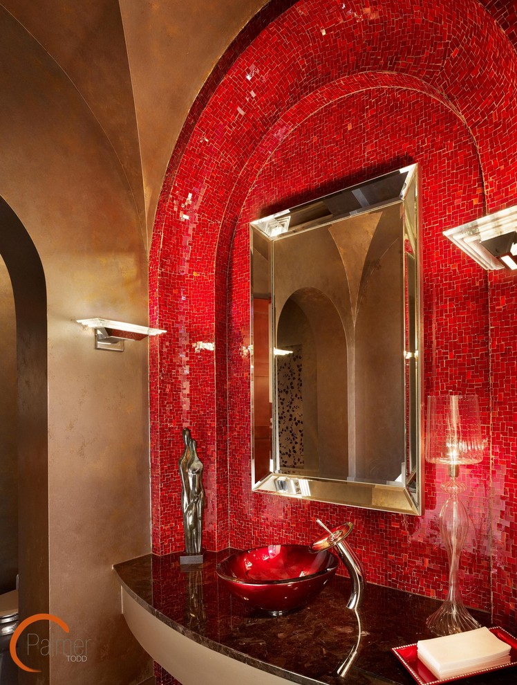 Foto di un bagno di servizio minimalista con piastrelle rosse