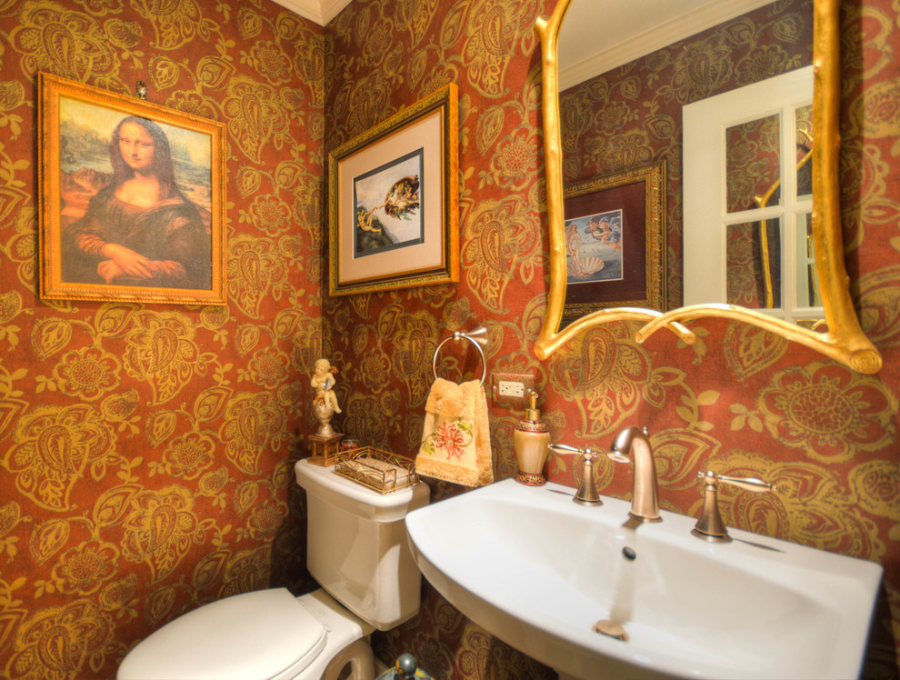 シカゴにある中くらいなコンテンポラリースタイルのおしゃれなトイレ・洗面所 (分離型トイレ、赤い壁、ペデスタルシンク、人工大理石カウンター) の写真