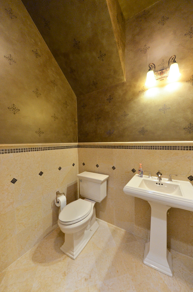 Réalisation d'un WC et toilettes tradition avec un mur vert, un sol en carrelage de porcelaine, un lavabo de ferme et un sol beige.