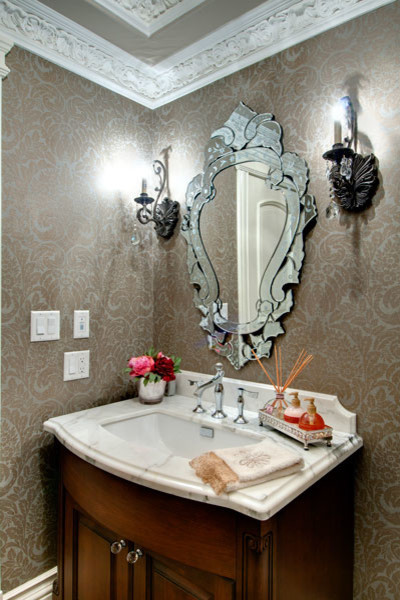 Große Klassische Gästetoilette mit Schrankfronten mit vertiefter Füllung, braunen Schränken, grauer Wandfarbe, Marmorboden und Granit-Waschbecken/Waschtisch in Toronto