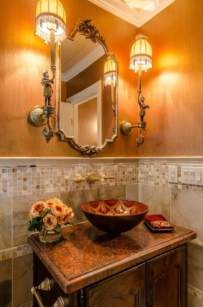 Immagine di un bagno di servizio classico di medie dimensioni con consolle stile comò, ante in legno scuro, WC monopezzo, lavabo a bacinella, top in granito, pareti multicolore e top marrone