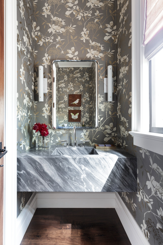 Ispirazione per un piccolo bagno di servizio classico con parquet scuro, lavabo integrato, top in marmo, pareti multicolore, pavimento marrone e top grigio