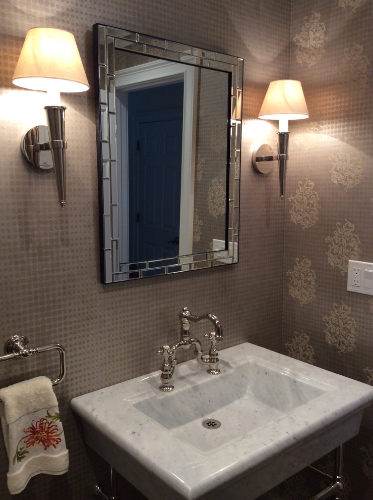 ブリッジポートにある高級な小さなトラディショナルスタイルのおしゃれなトイレ・洗面所 (オープンシェルフ、ベージュの壁、濃色無垢フローリング、一体型シンク、人工大理石カウンター) の写真