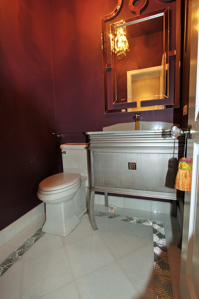 На фото: туалет среднего размера в стиле неоклассика (современная классика) с врезной раковиной, фасадами островного типа, серыми фасадами, столешницей из искусственного кварца, унитазом-моноблоком, белой плиткой и фиолетовыми стенами
